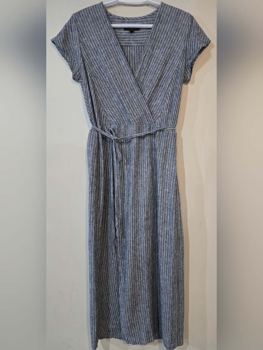 Banana Republic Linen/viscose Blue and White Striped Wrap Midi Dress. Size 0